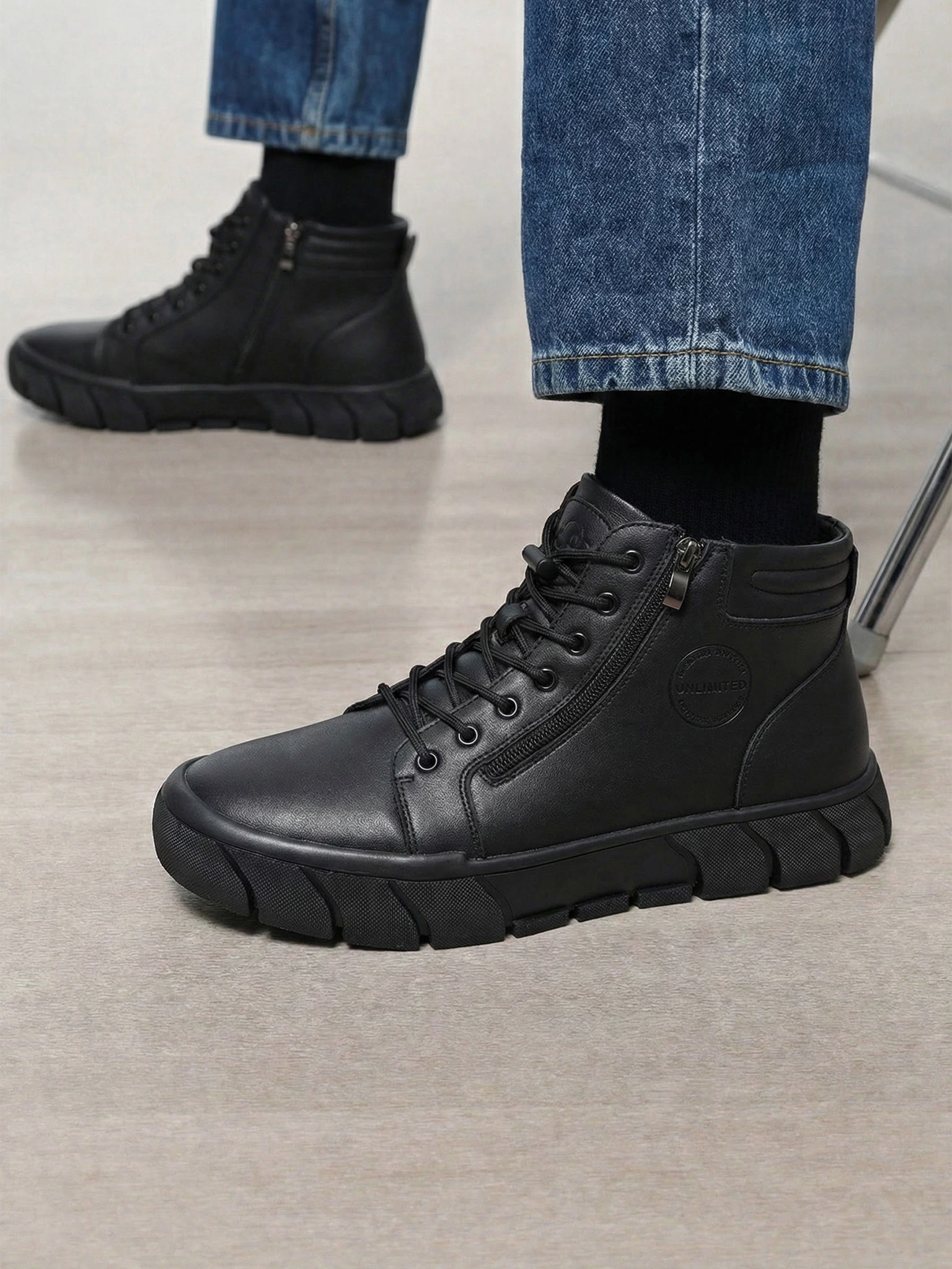 Ботинки черного цвета на средней платформе